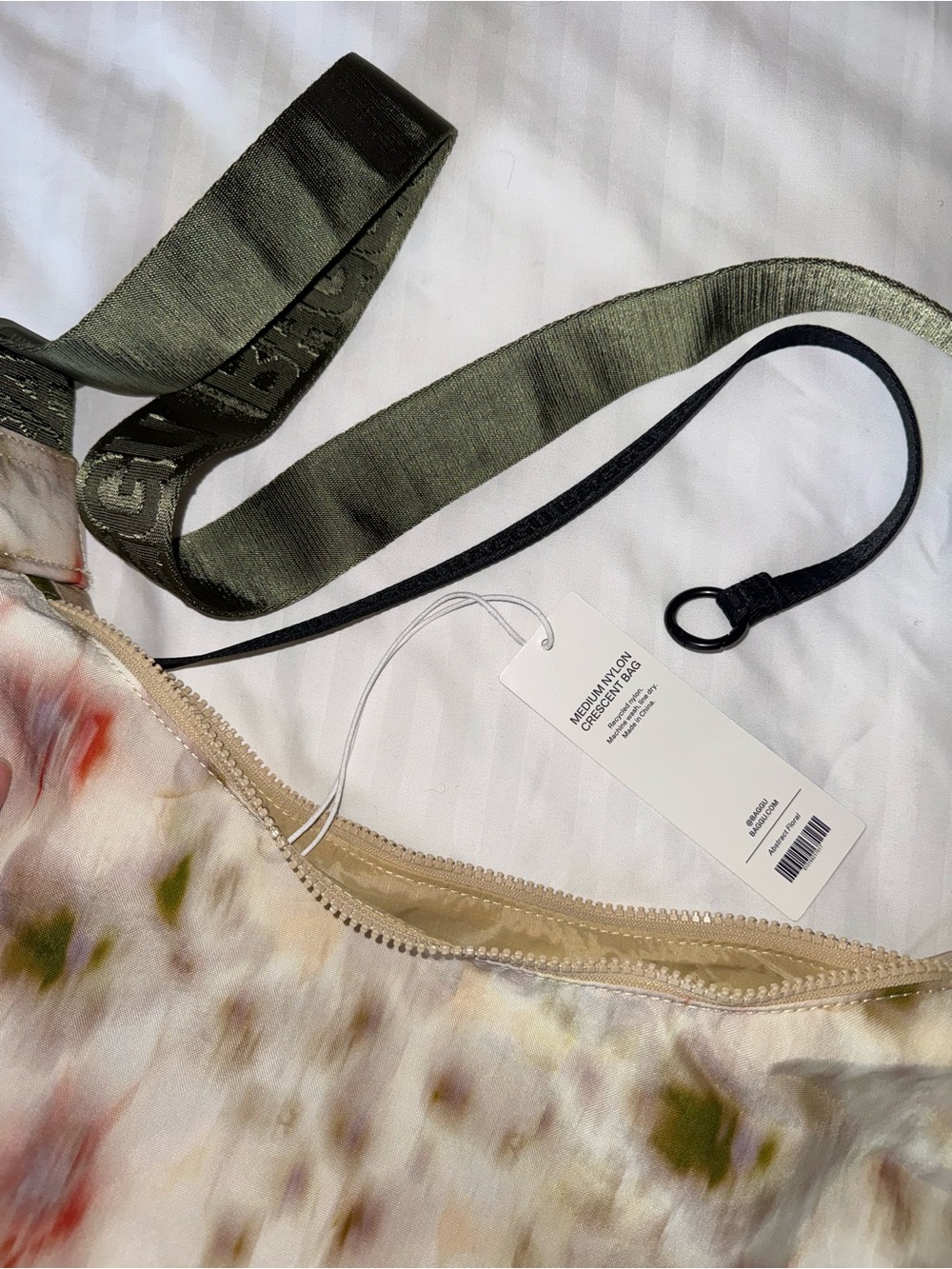 BAGGU Medium Nylon Crescent Bag in Abstract Floral - Picture 2 of 2